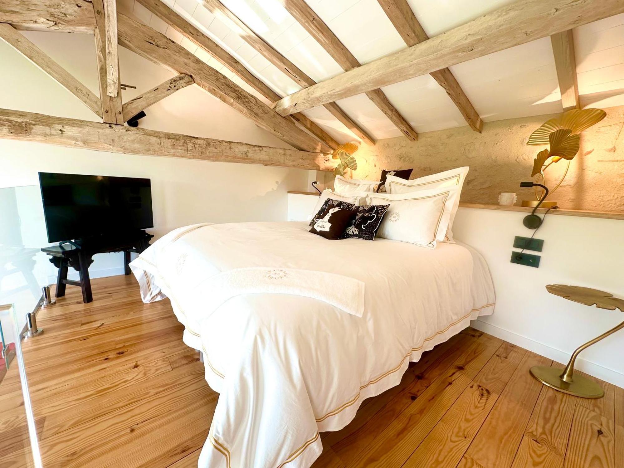 Chateau De Lafont Suites Saint-Vivien  Buitenkant foto